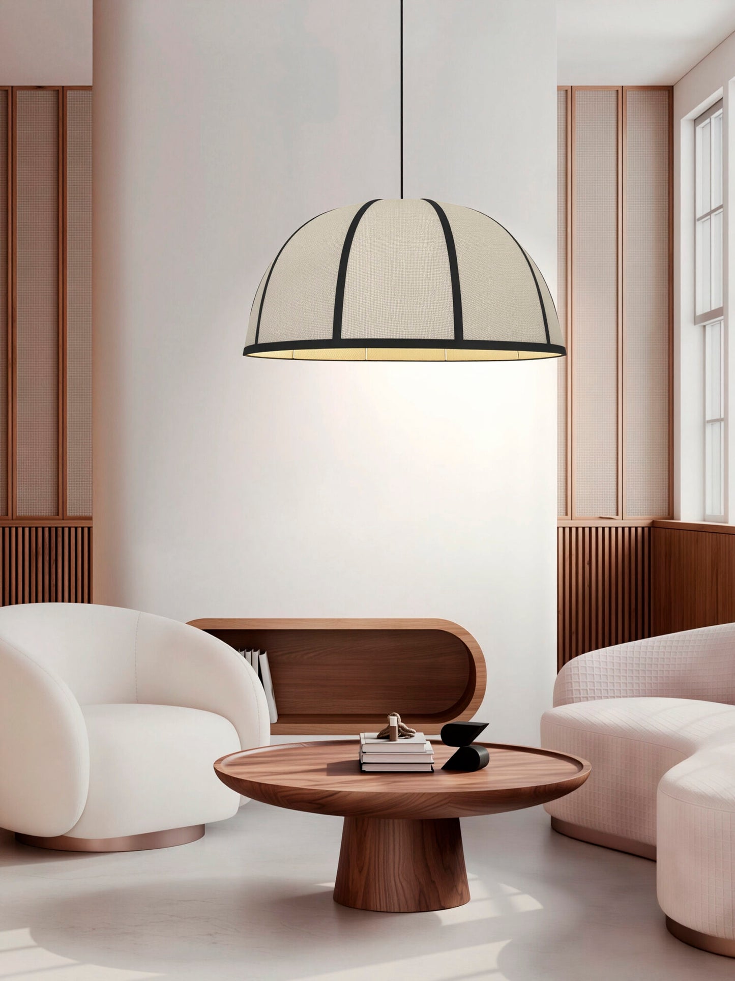 Lámpara de techo con pantalla premium en color crema y detalles en negro. Fabricada de acero y tejido.