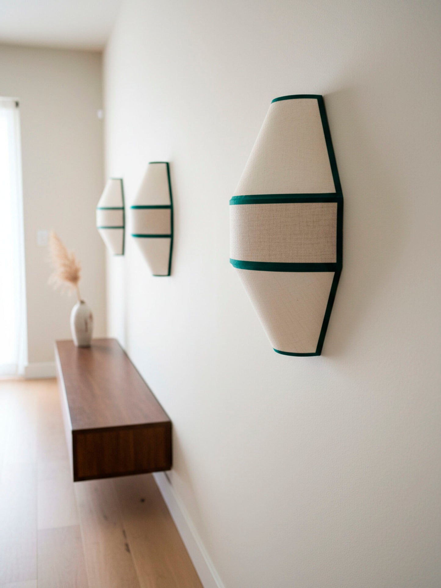 Aplique de pared en color crema, beige y verde, fabricado de acero y textil.