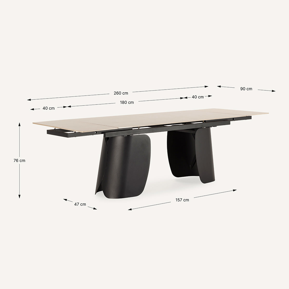 Mesa comedor rectangular y extensible, en color travertino crema con pata metálica negra. Fabricada de piedra sinterizada y metal.
