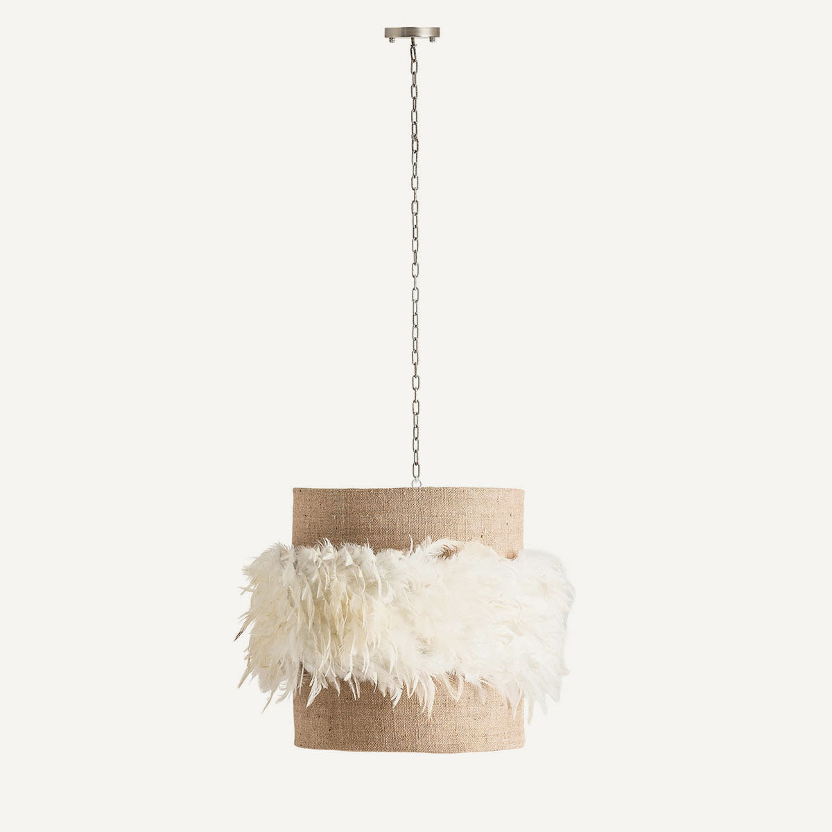 Lámpara de techo fabricada de yute marrón y plumas en blanco roto. Estilo étnico