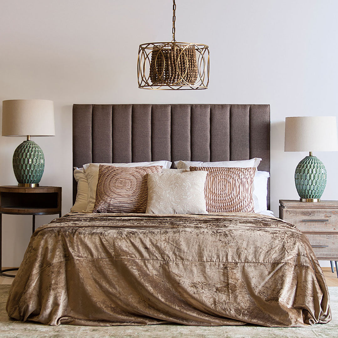 Lámpara de mesa estilo Shabby chic verde, fabricada de acero, cerámica y lino blanco.