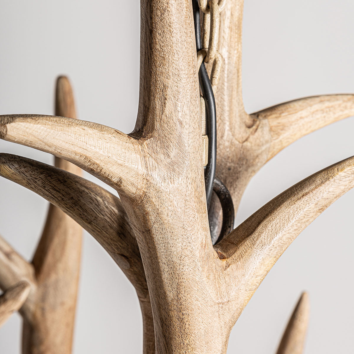 Lámpara de techo fabricada en madera de abedul color marrón. Estilo étnico