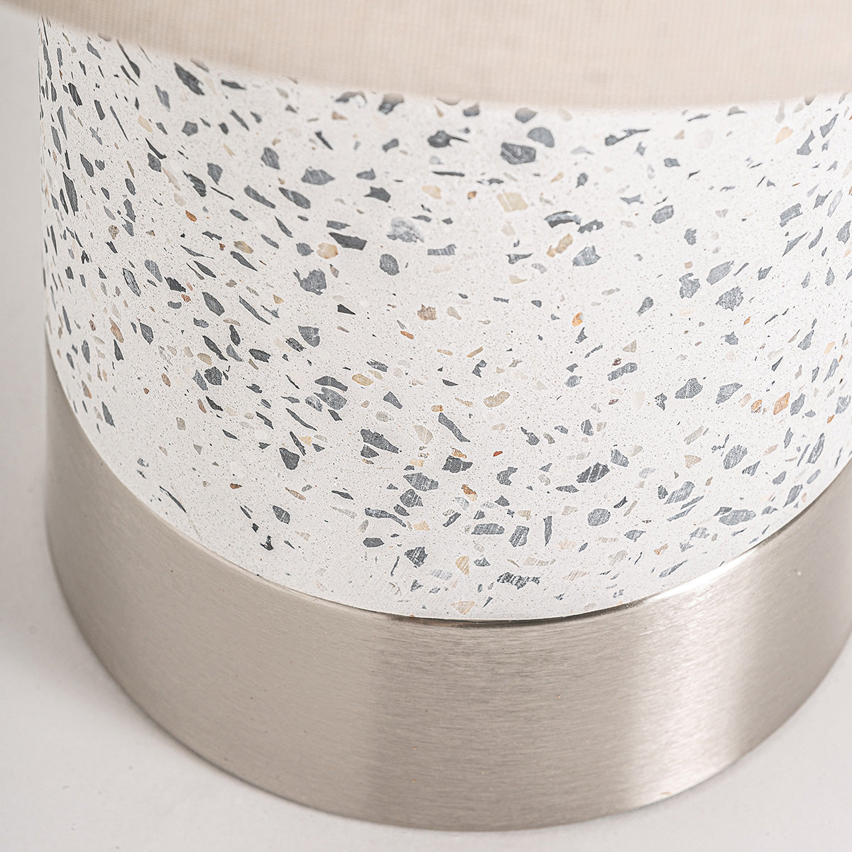 Lámpara de mesa de estilo Art déco. Fabricada de piedra color blanca con detalles en color, combinada con acero color plata y pantalla de lino blanco.