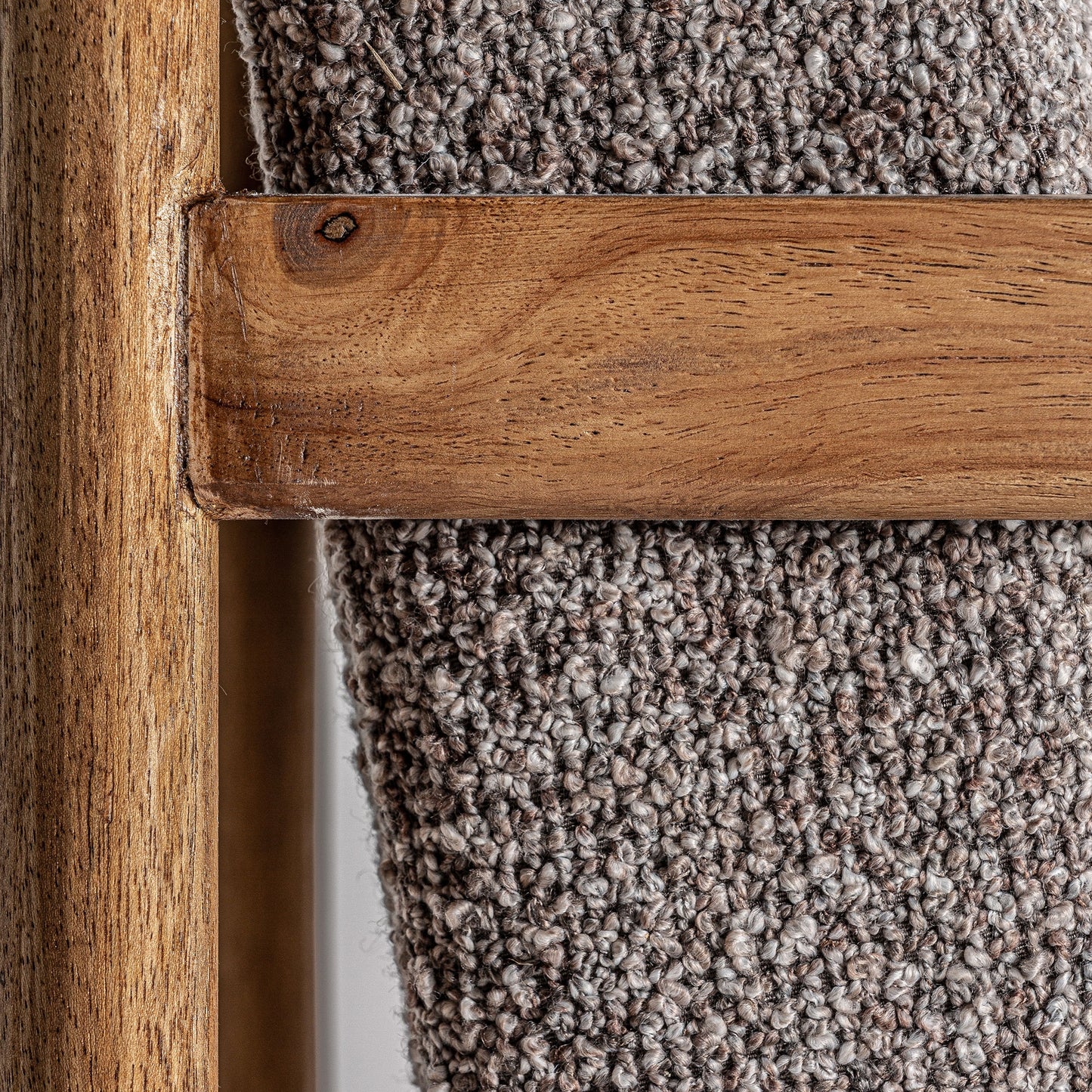 Silla de diseño grande Bezier en madera y tapizado gris