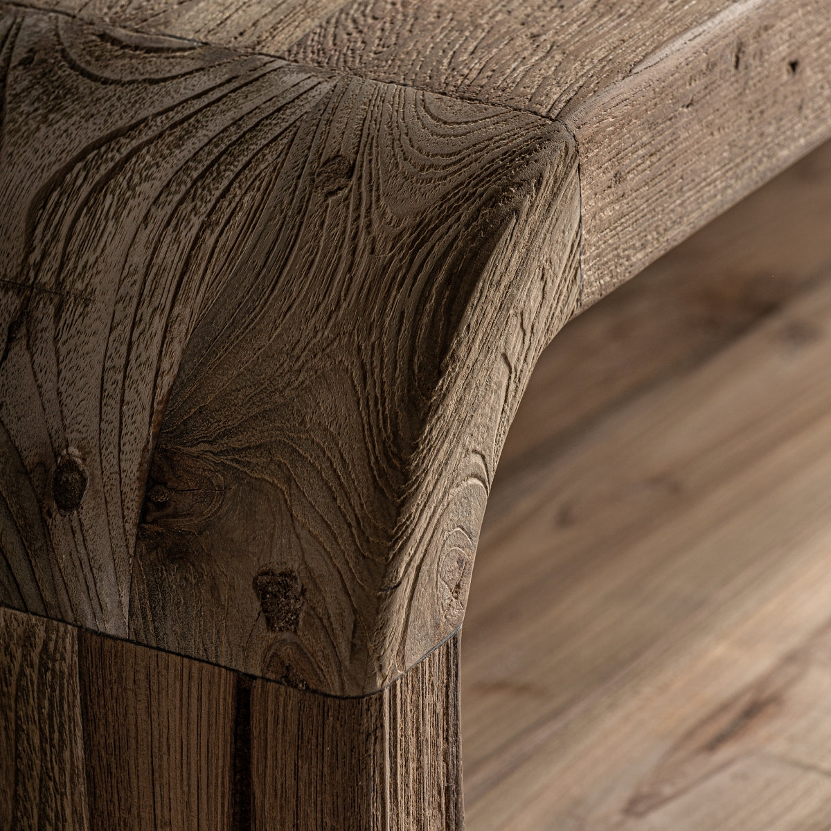 Mesa de centro, forma ovalada, de madera de teca reciclada.