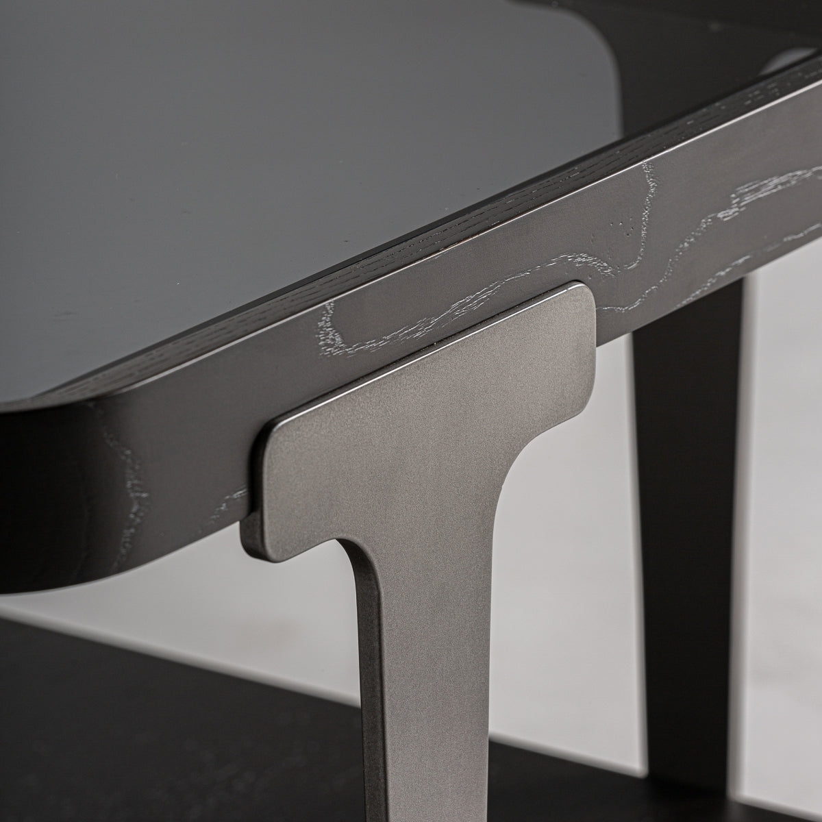 Mesa auxiliar, en negro, de madera de fresno y cristal