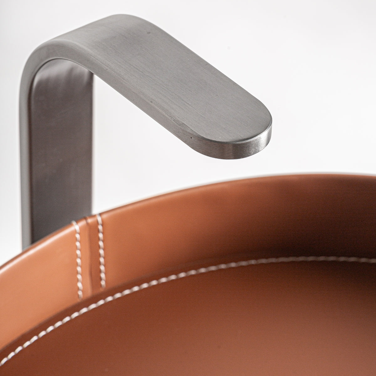 Mesa auxiliar, en marrón y plata. De acero inoxidable y polipiel