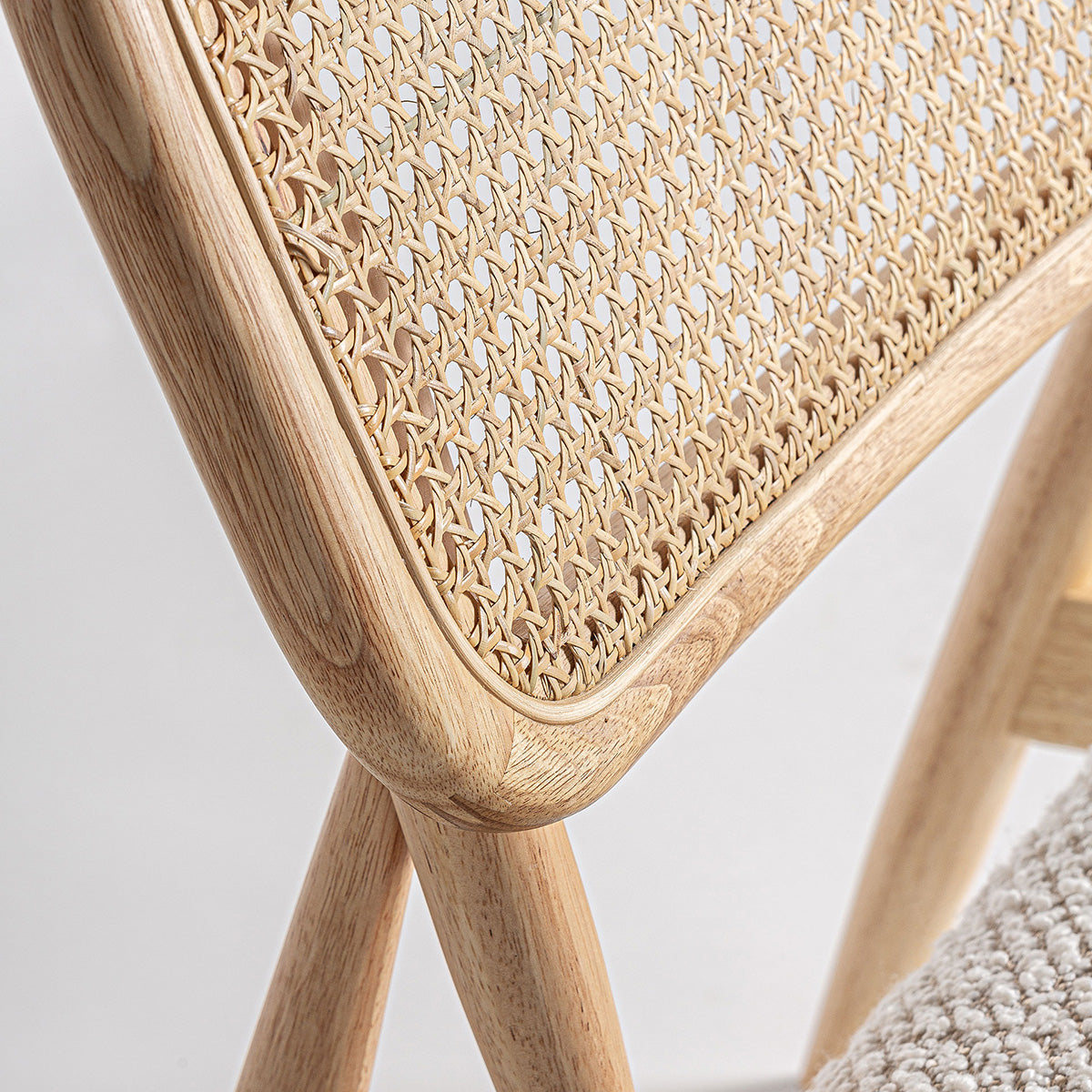 Butaca de madera con respaldo ratán