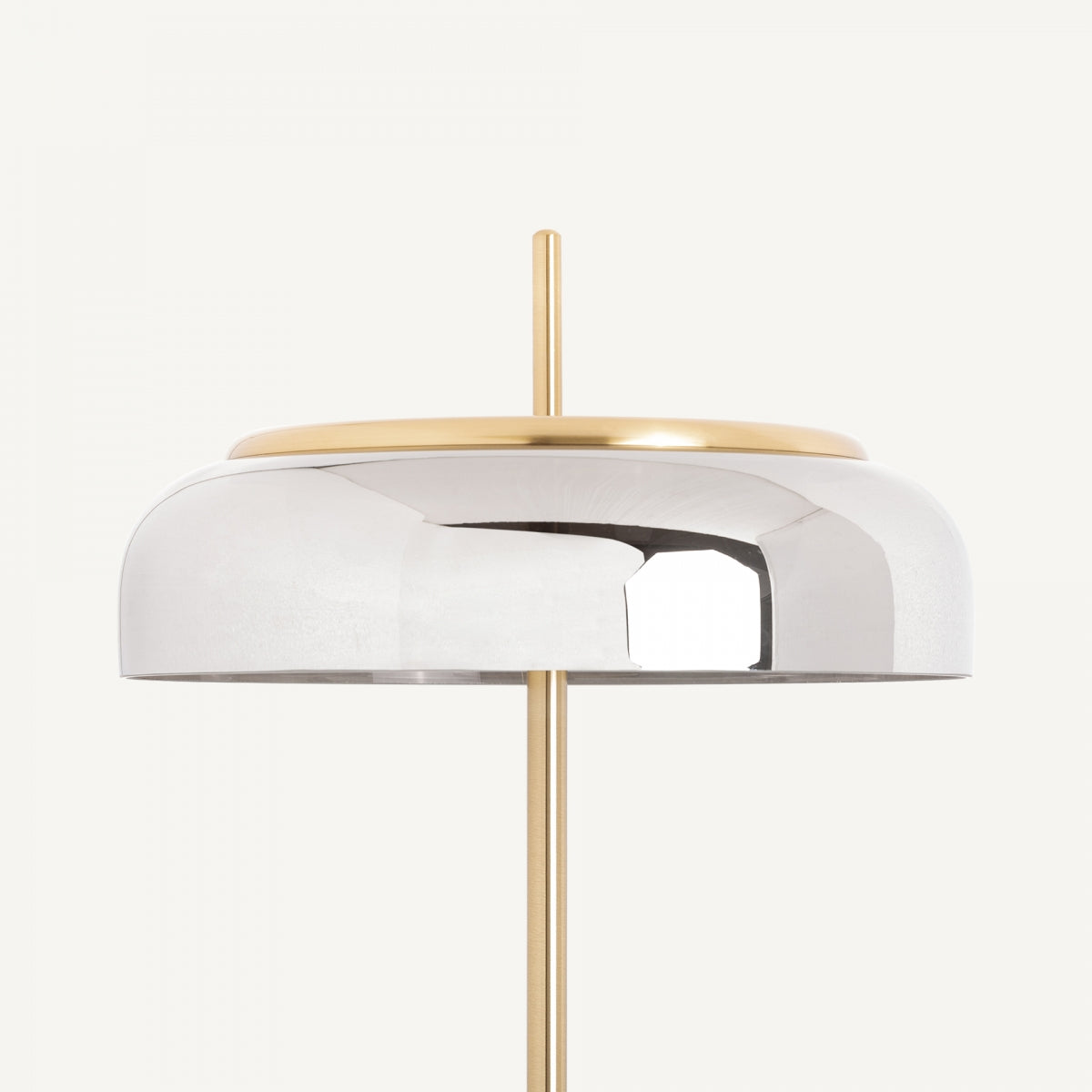 Lámpara de mesa color gris plata y oro, de hierro y cristal