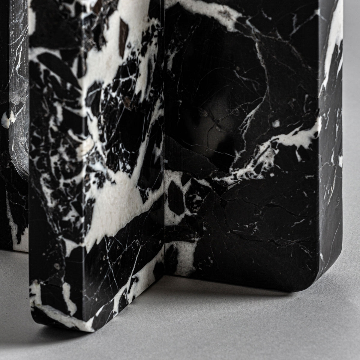 Lámpara de mesa color negro y blanco, de mármol, algodón y bronce