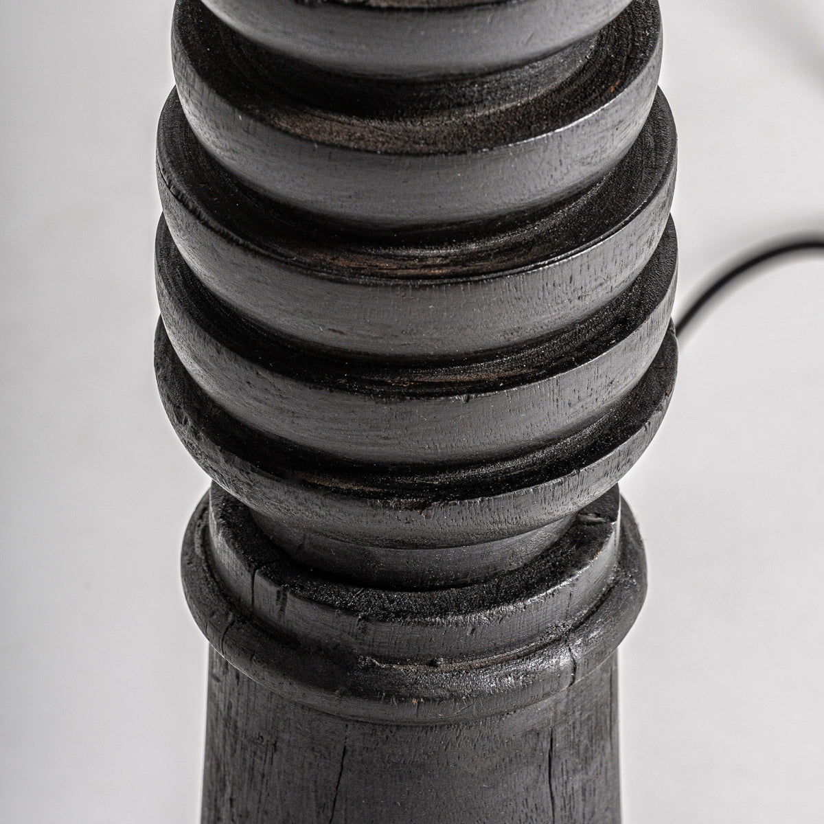 Lámpara de pie en blanco y negro, de madera, hierro y algodón