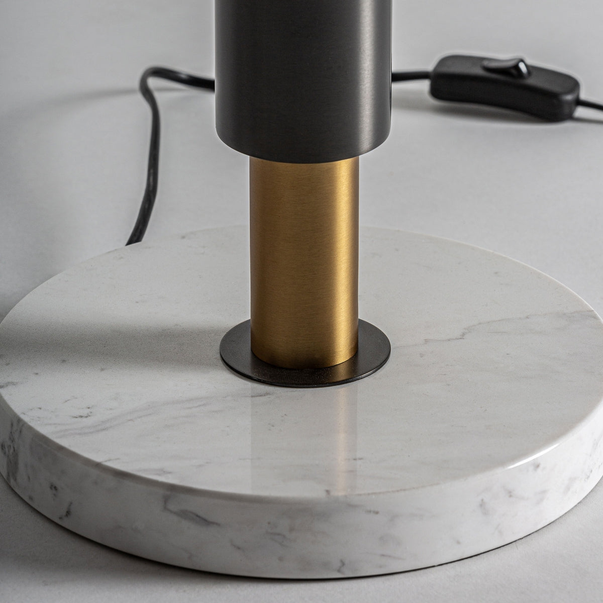 Lámpara de mesa color negro, blanco y oro, de bronce y mármol