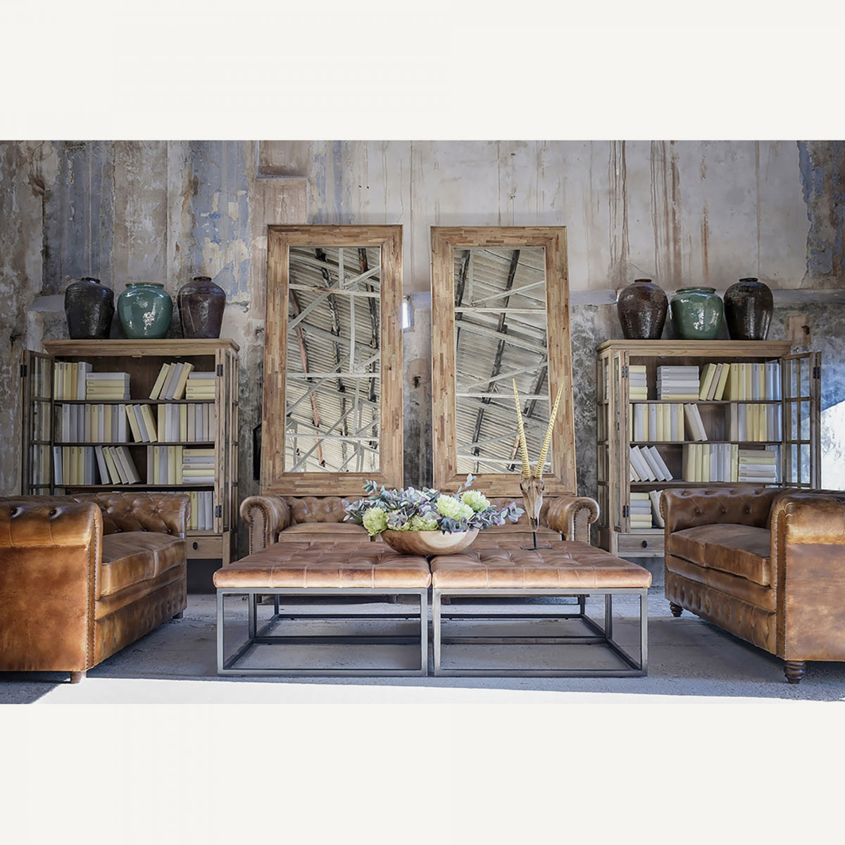 Figura cabra con cuernos dorado, resina y hierro. Espacio salón