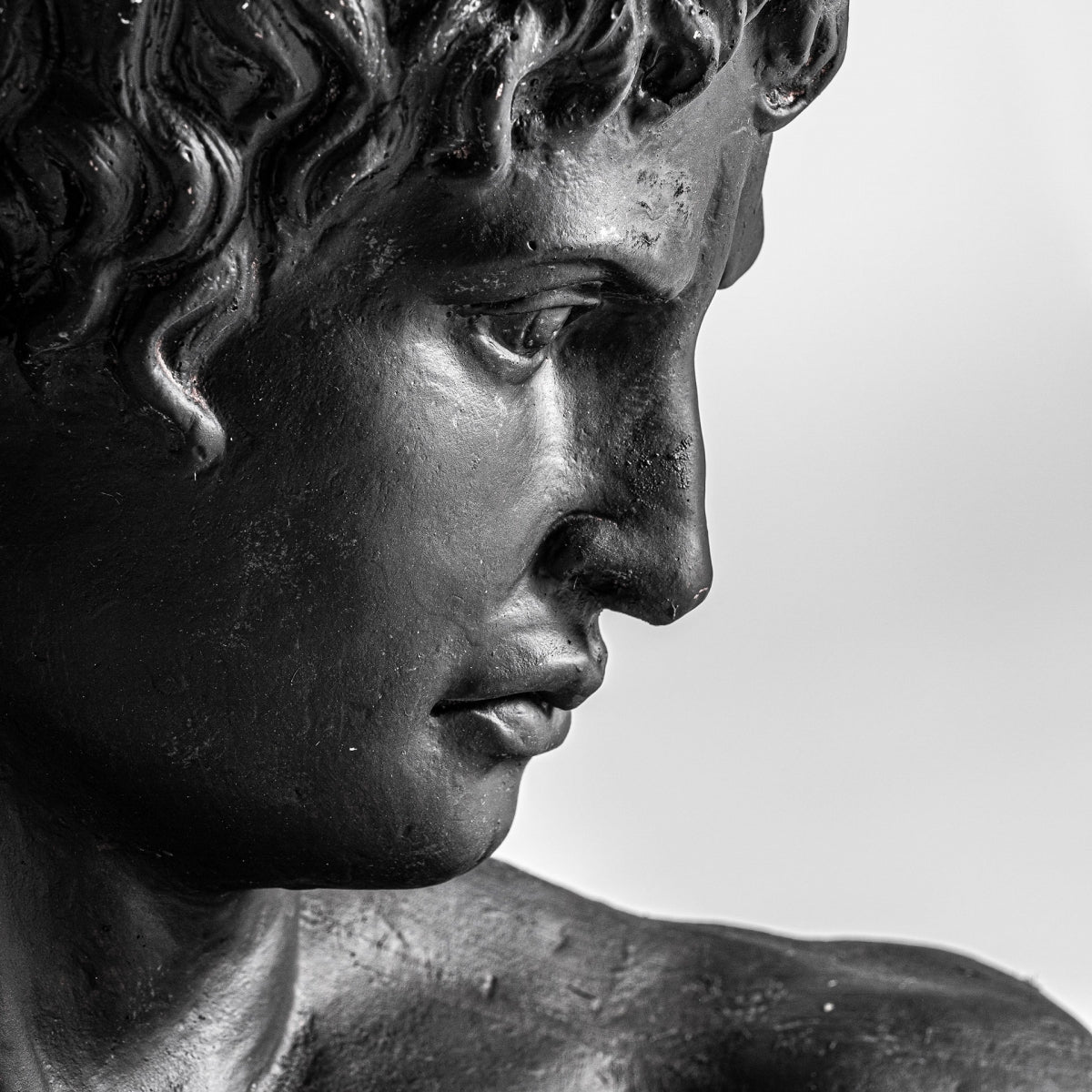 Figura busto negro, de resina