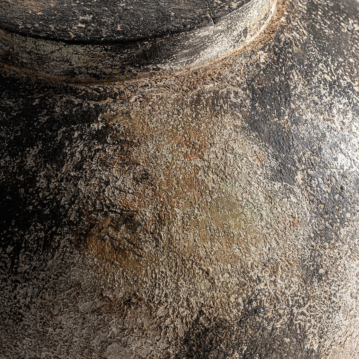 Lámpara de mesa fabricada en yute y terracota, tonalidades de color marrón.