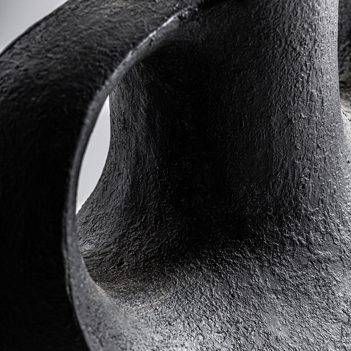 Lámpara de mesa fabricada de yute marrón y terracota color negro.