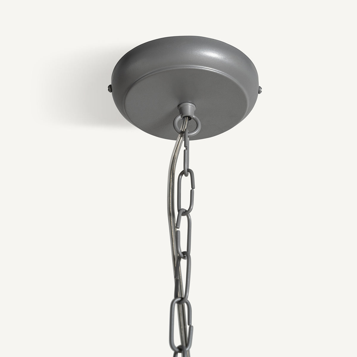 Lámpara de techo fabricada en ratán, color marrón. Estilo boho, para interior y exterior