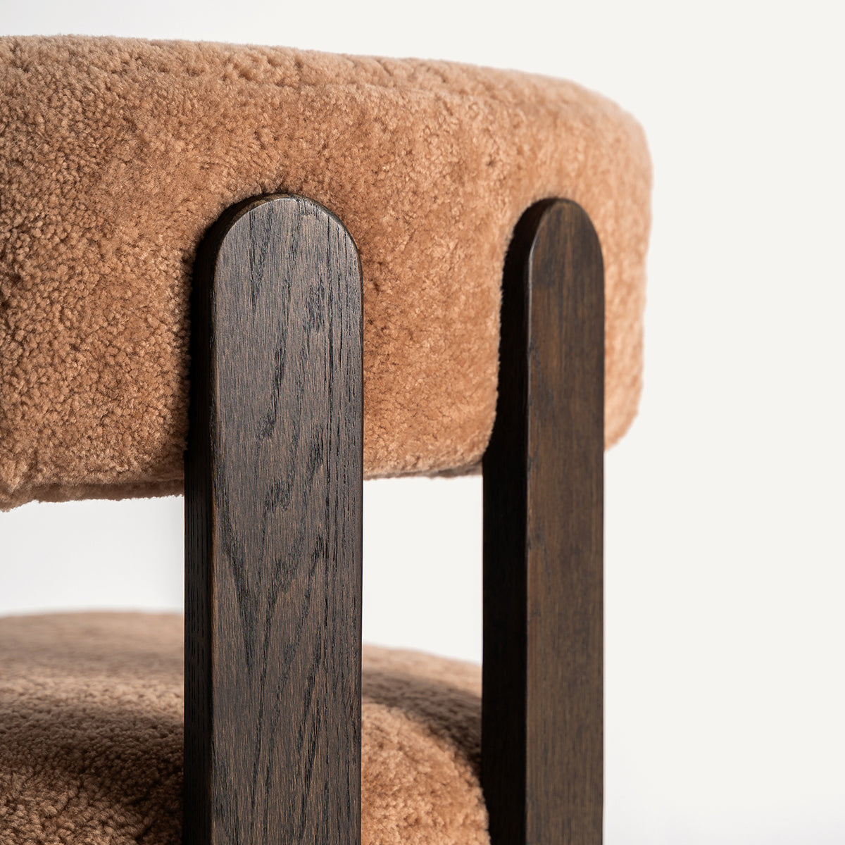 Silla fabricada en madera de fresco marrón oscuro combinado con tejido poliéster tipo bouclé, marrón
