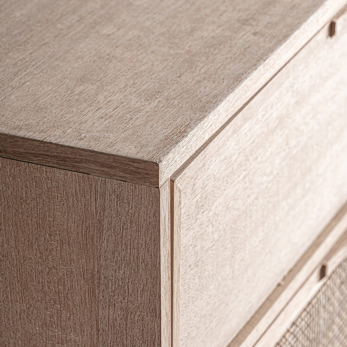 Cómoda en madera clara y ratán