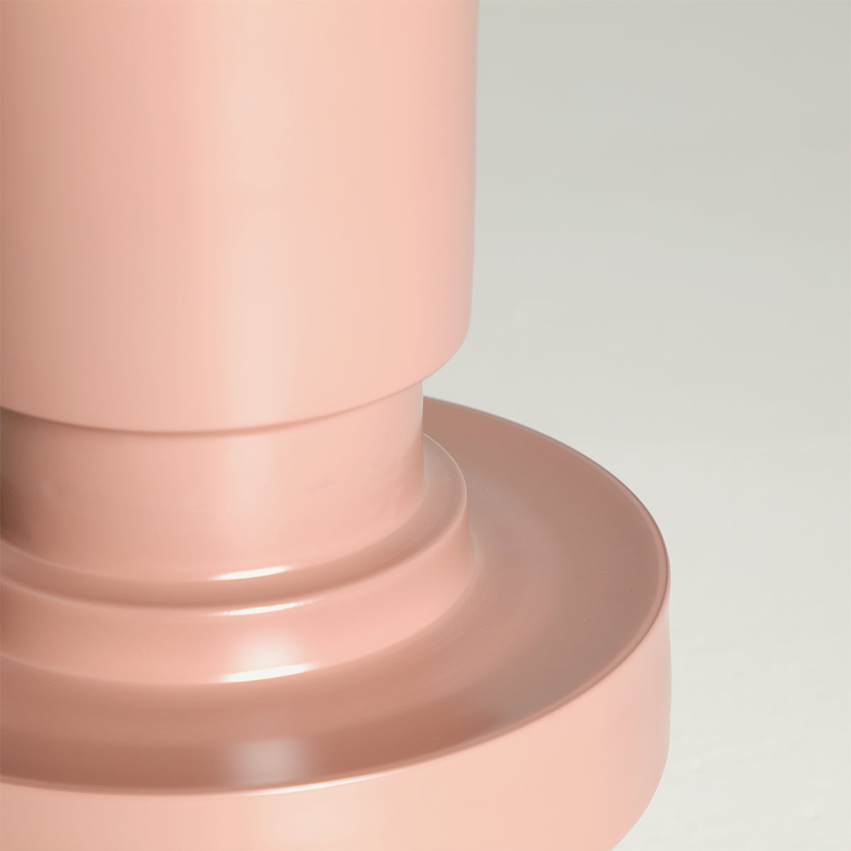 Mesa auxiliar en color rosa mate fabricada de hierro