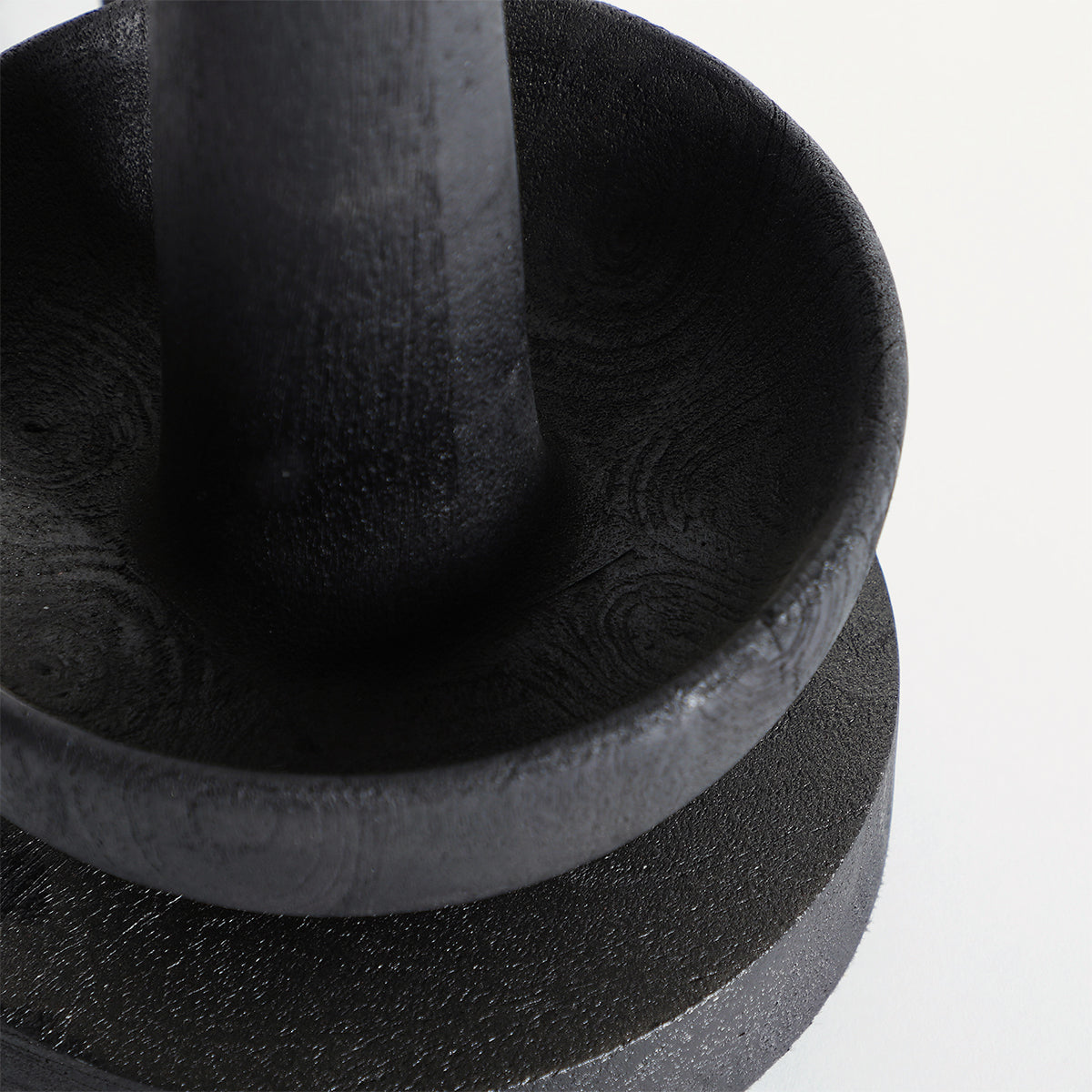 Lámpara de mesa en color negro, de madera de mango y lino