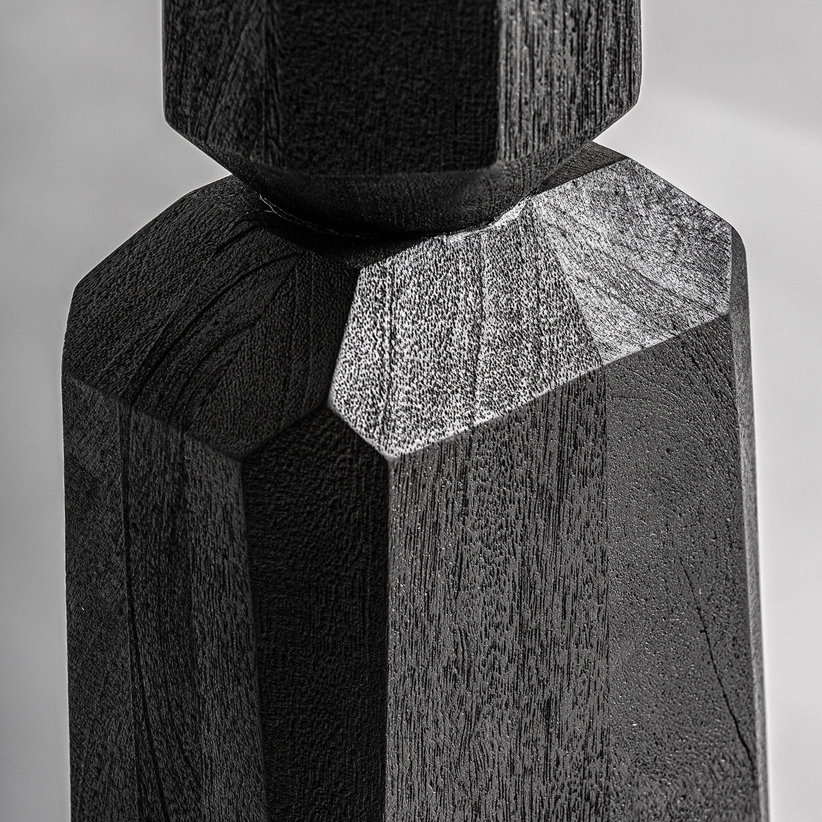 Figura de madera negra