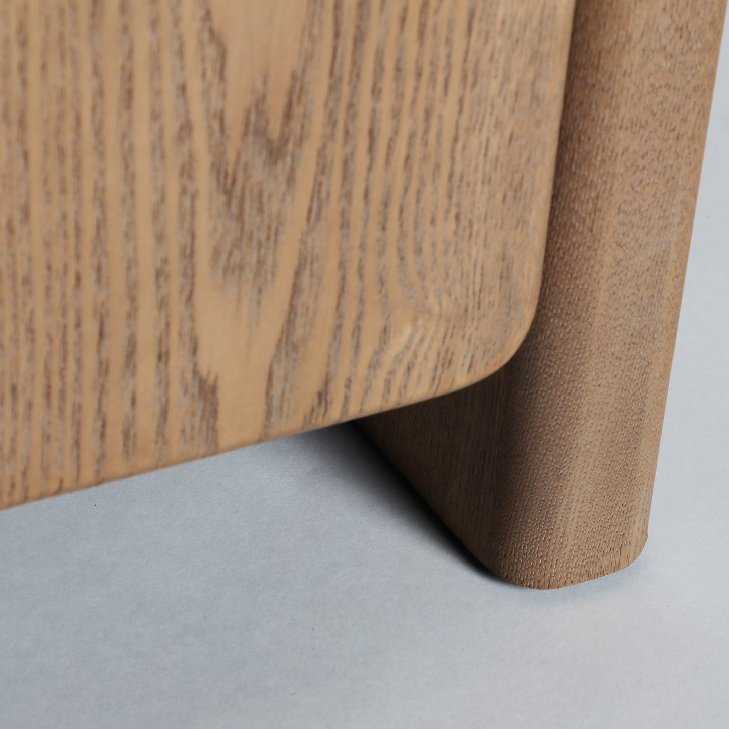 Mueble TV en madera de fresno marrón y tiradores metálicos negro