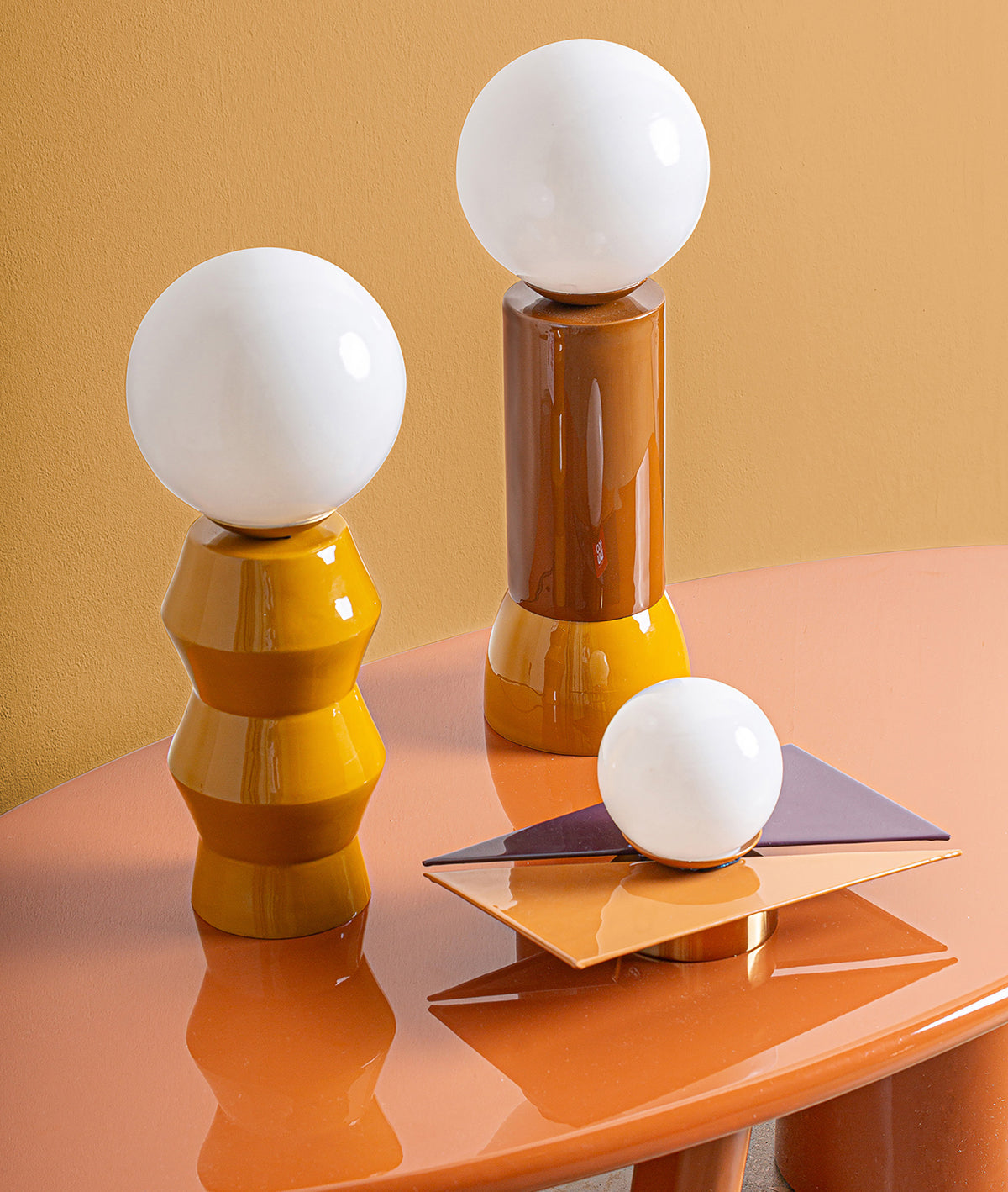 Lámparas de mesa y aplique de pared en tonos de color amarillo mostaza y morado, con bombilla opaca blanca