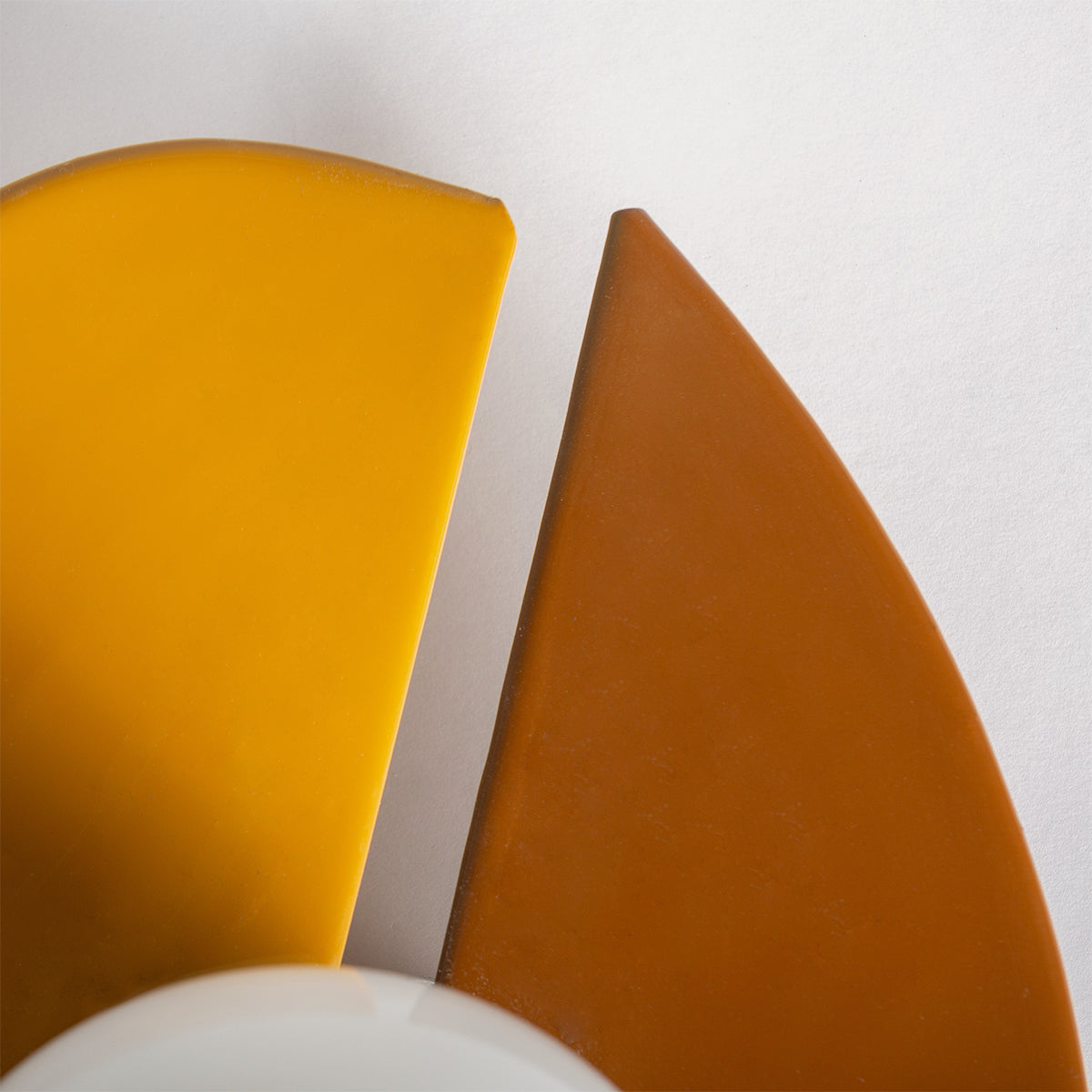 Aplique de pared en color amarillo y marrón, de metal y vidrio