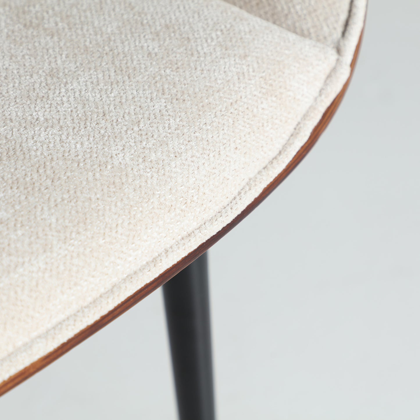 Silla marrón y blanco roto fabricada en madera contrachapada, poliéster y aluminio.