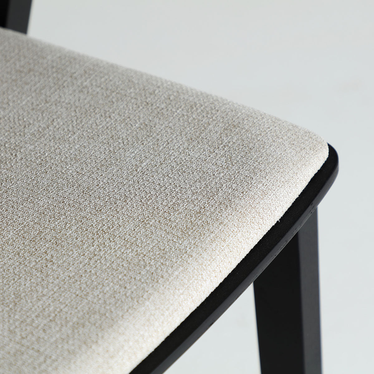 Silla contemporánea en madera de haya negro combinado con tejido poliéster gris.