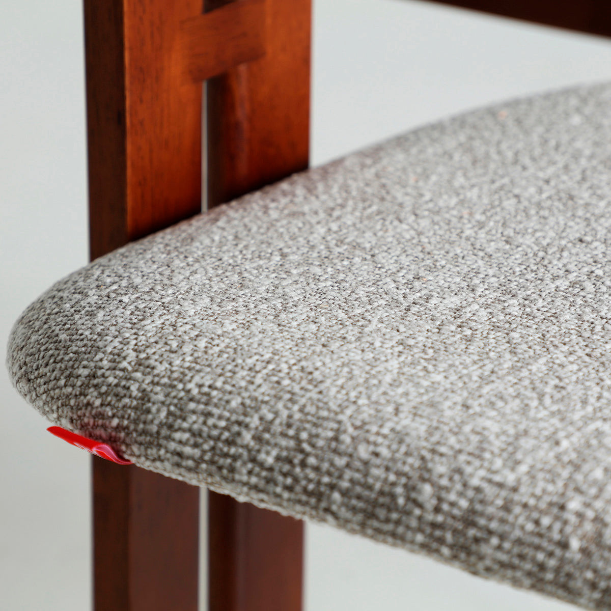 Silla estilo contemporáneo en madera de fresno y tapizado poliéster gris.