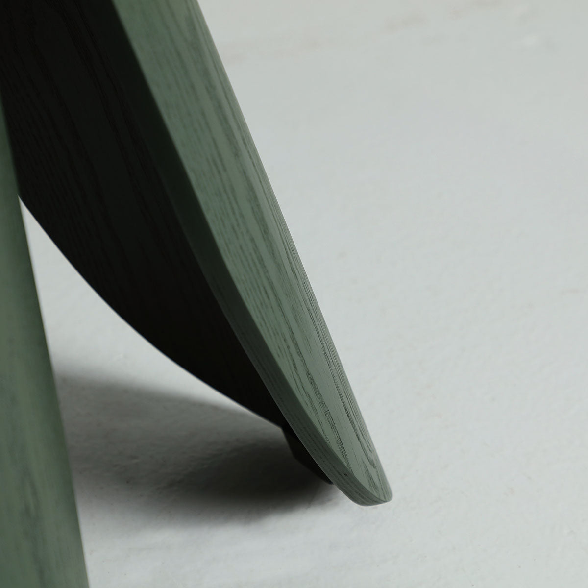 Mesa de comedor verde fabricada en madera de fresno. Tres patas