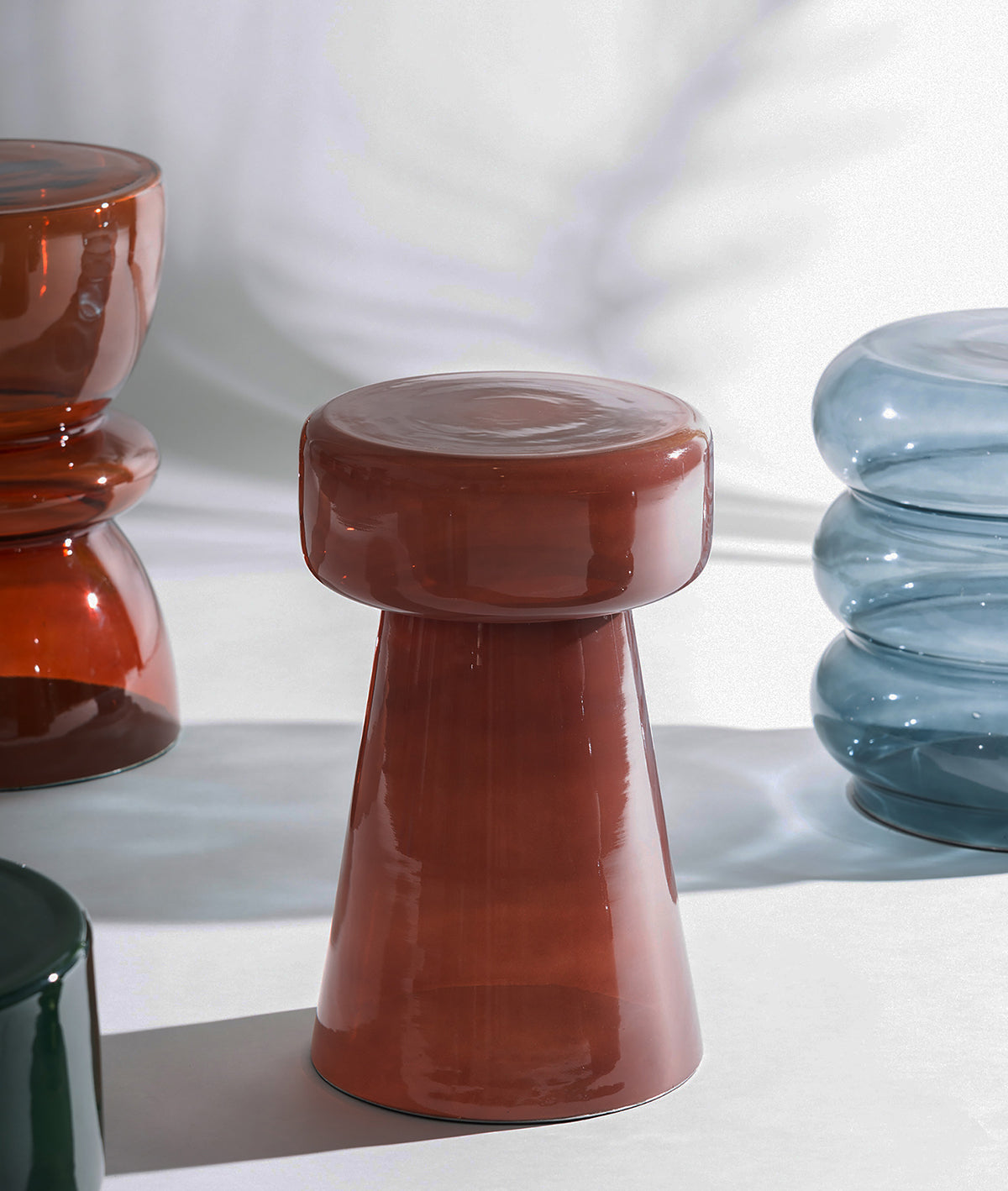 Mesa auxiliar color marrón fabricada en vidrio