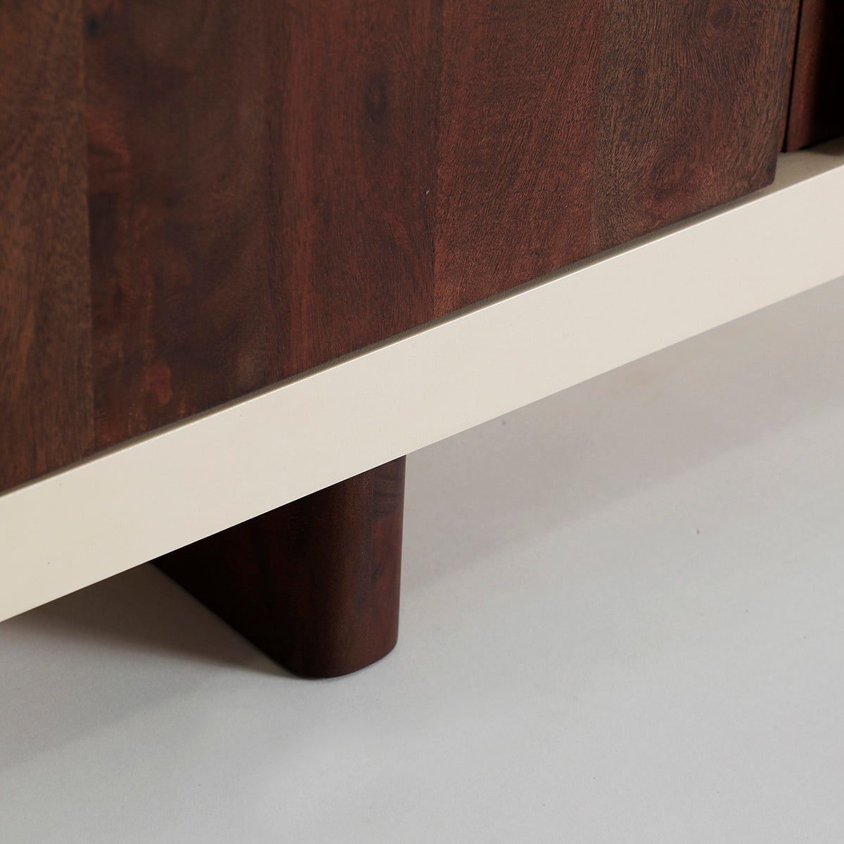 Mueble TV blanco roto y marrón, fabricado en madera de acacia combinado con madera DM.