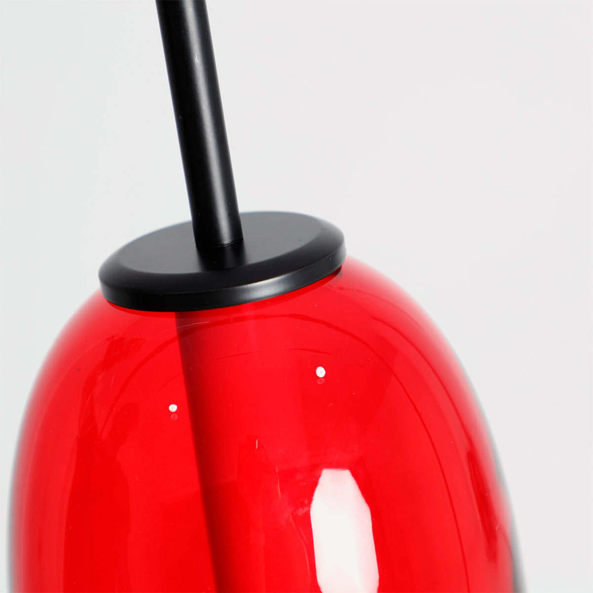 Lámpara de colgar fabricada de hierro y cristal, en color rojo y blanco. Tipo Baudelaire