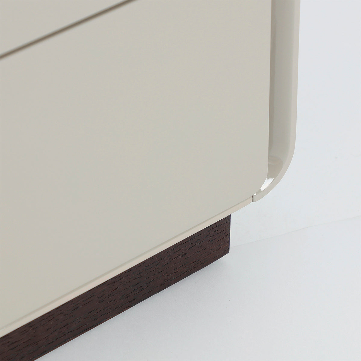 Mesita de noche fabricada en chapa de roble gris y madera marrón