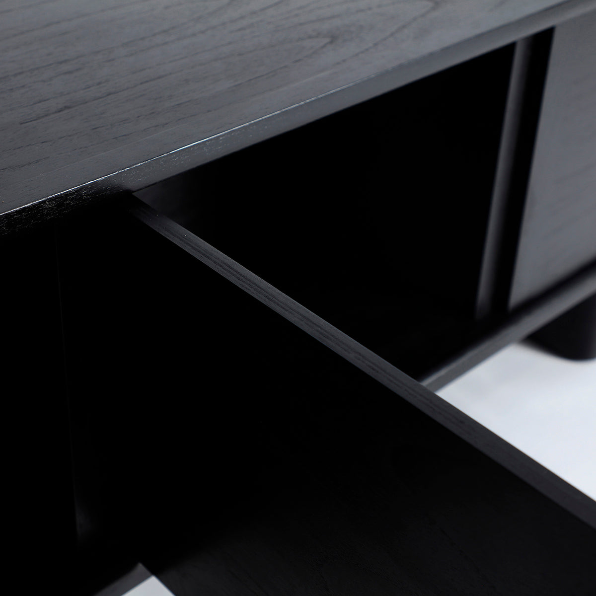 Mueble TV en madera de mindi, color negro. Estilo contemporáneo