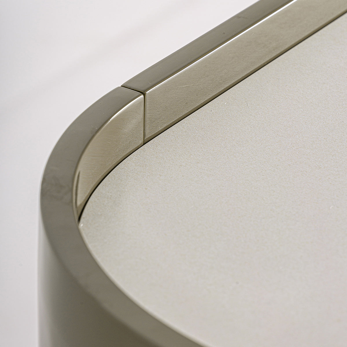 Aparador en color verde oliva de madera DM y base de cerámica blanca.