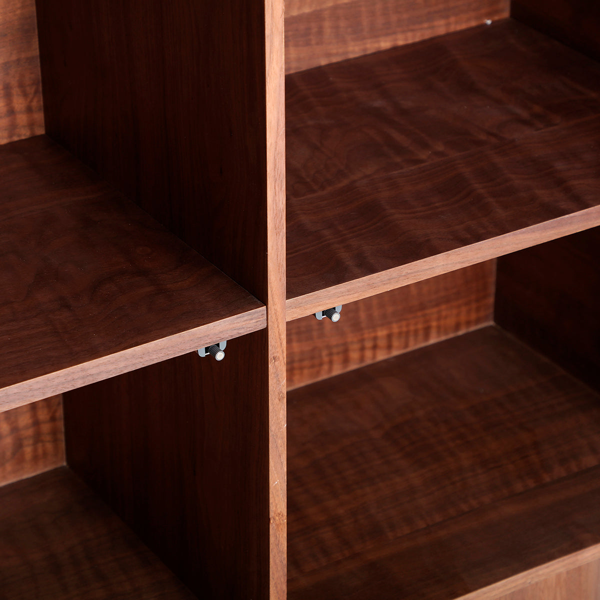 Aparador marrón y beige, fabricado en madera DM, chapa de nogal y mármol.