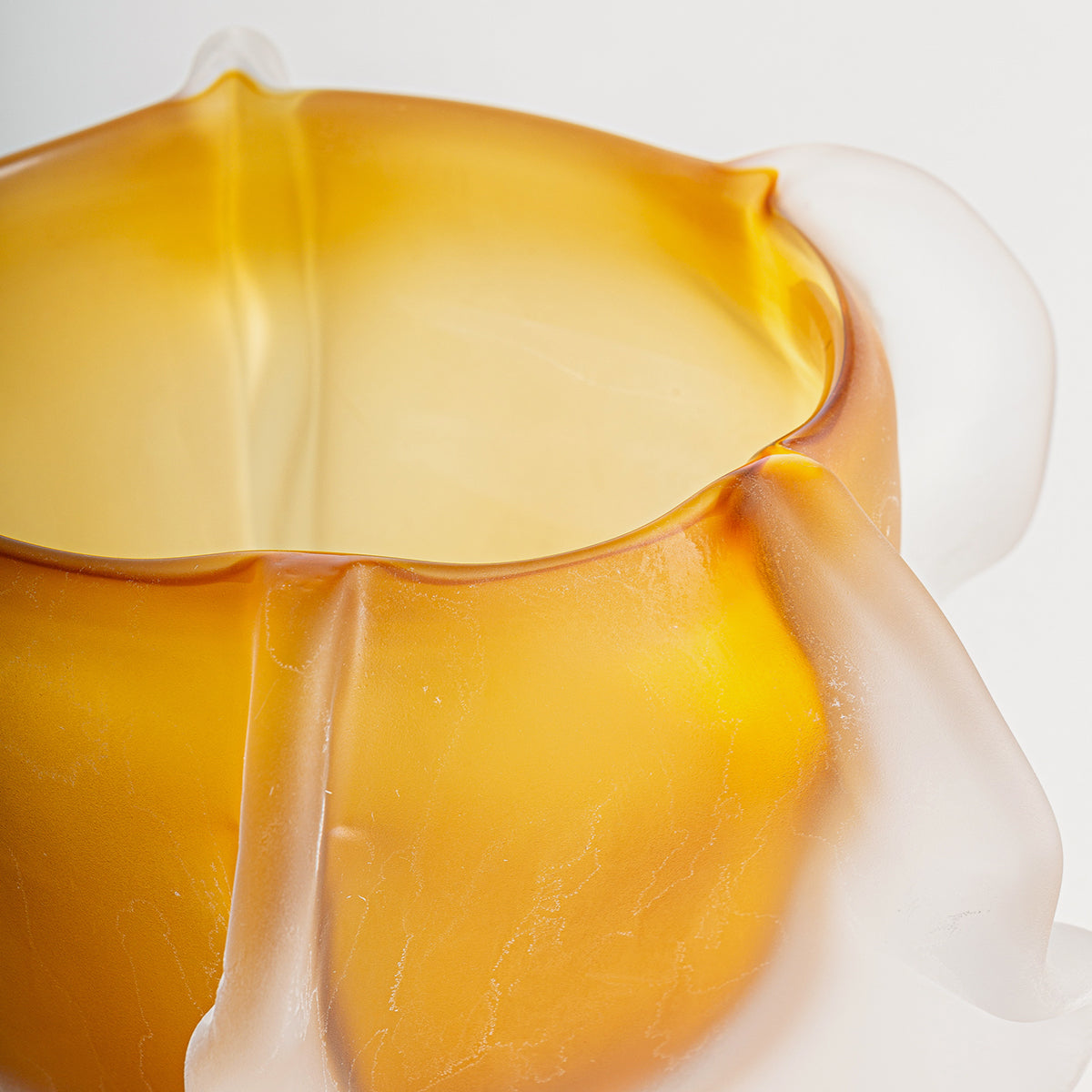 Jarrón fabricado de vidrio en color ámbar, estilo contemporáneo.