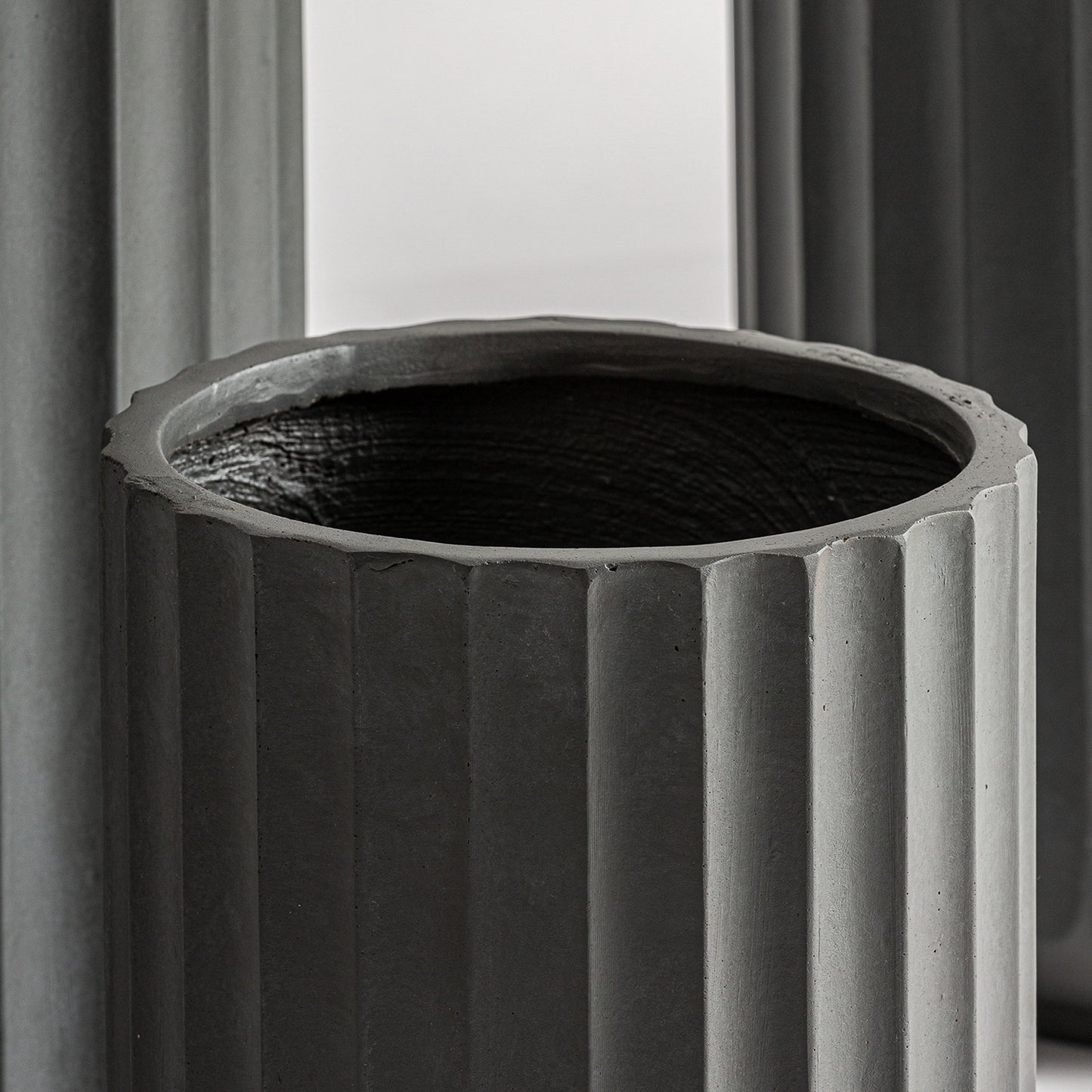 Set de 3 Maceteros gris oscuro en distintos tamaños
