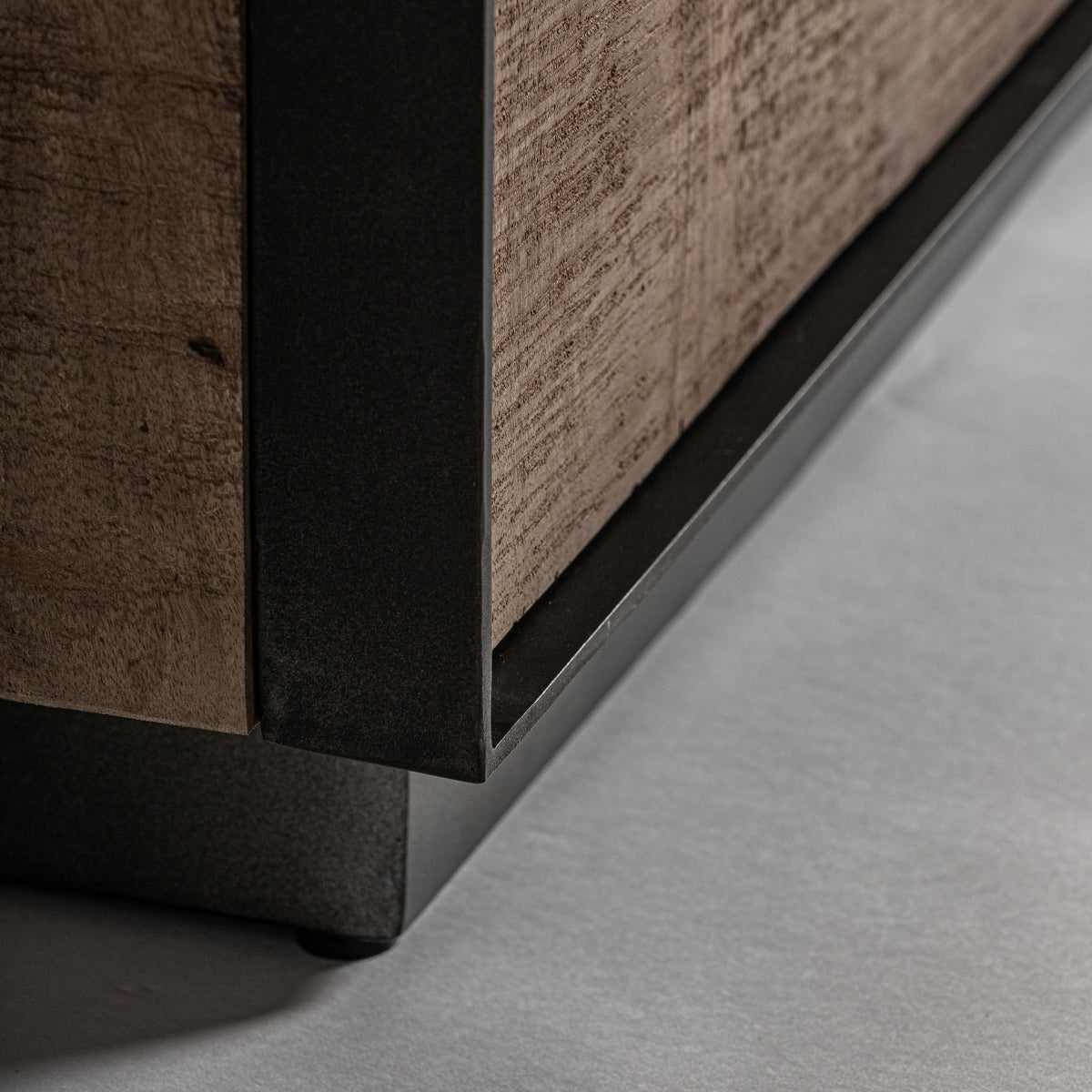 Aparador marrón y negro, fabricado en madera de mango combinado con hierro
