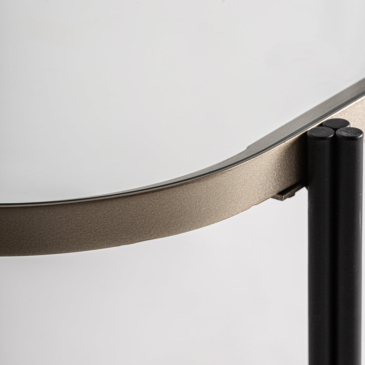 Consola en dorado y negro, de hierro y cristal