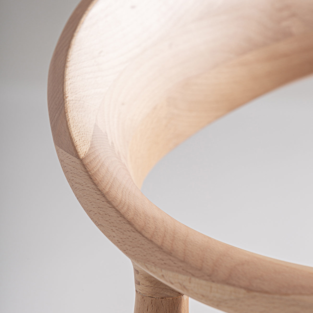Silla en color marrón claro, fabricada de madera de haya combinada con cuerda beige.