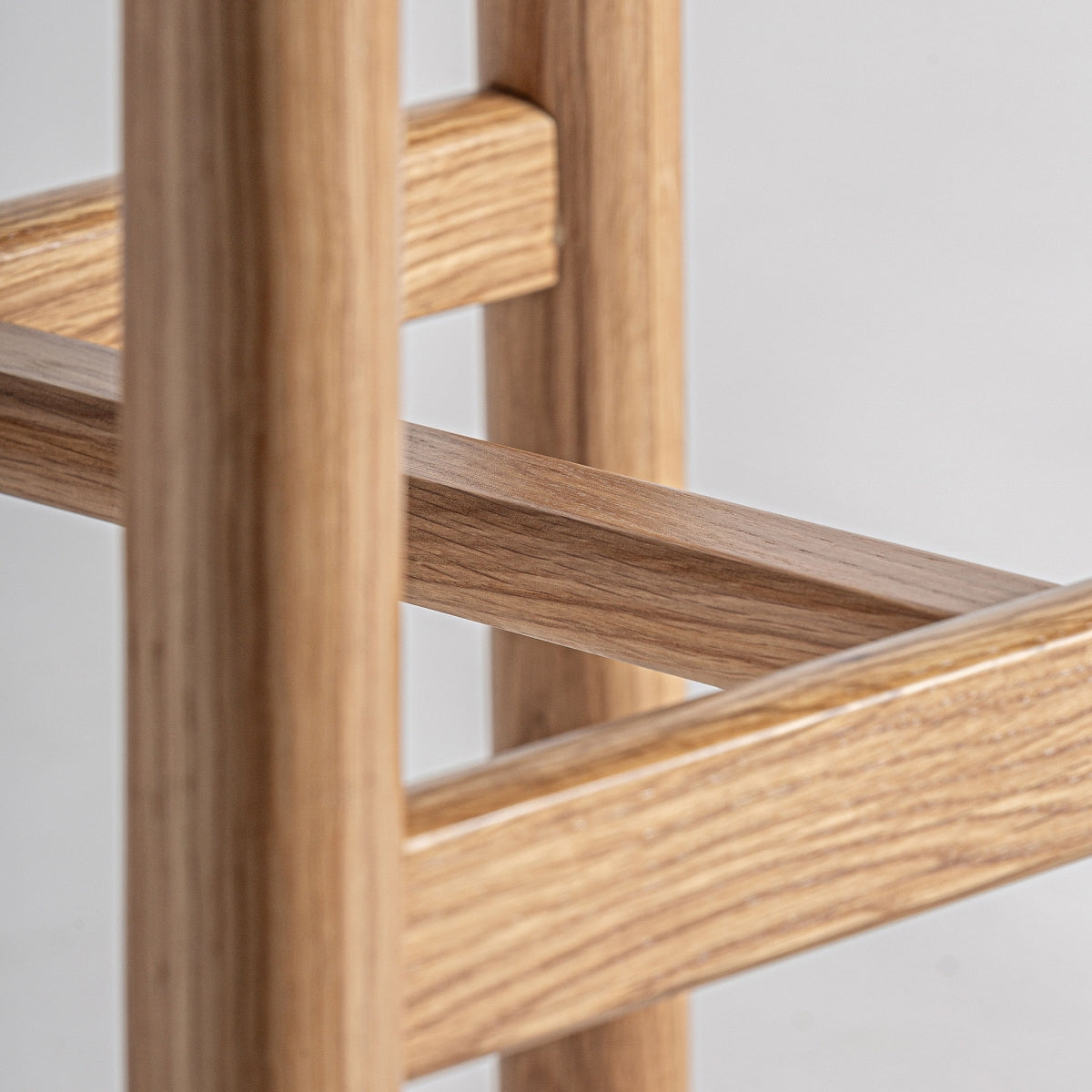 Taburete de madera de roble y polipiel, en marrón y negro, estilo vintage