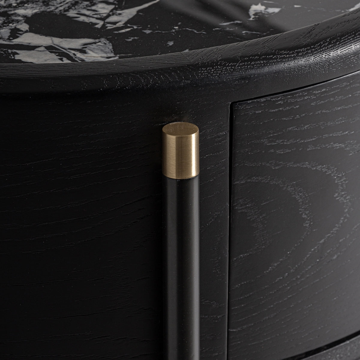 Cómoda en color negro, fabricada de madera DM con tapa de cerámica y hierro. Tiradores dorados