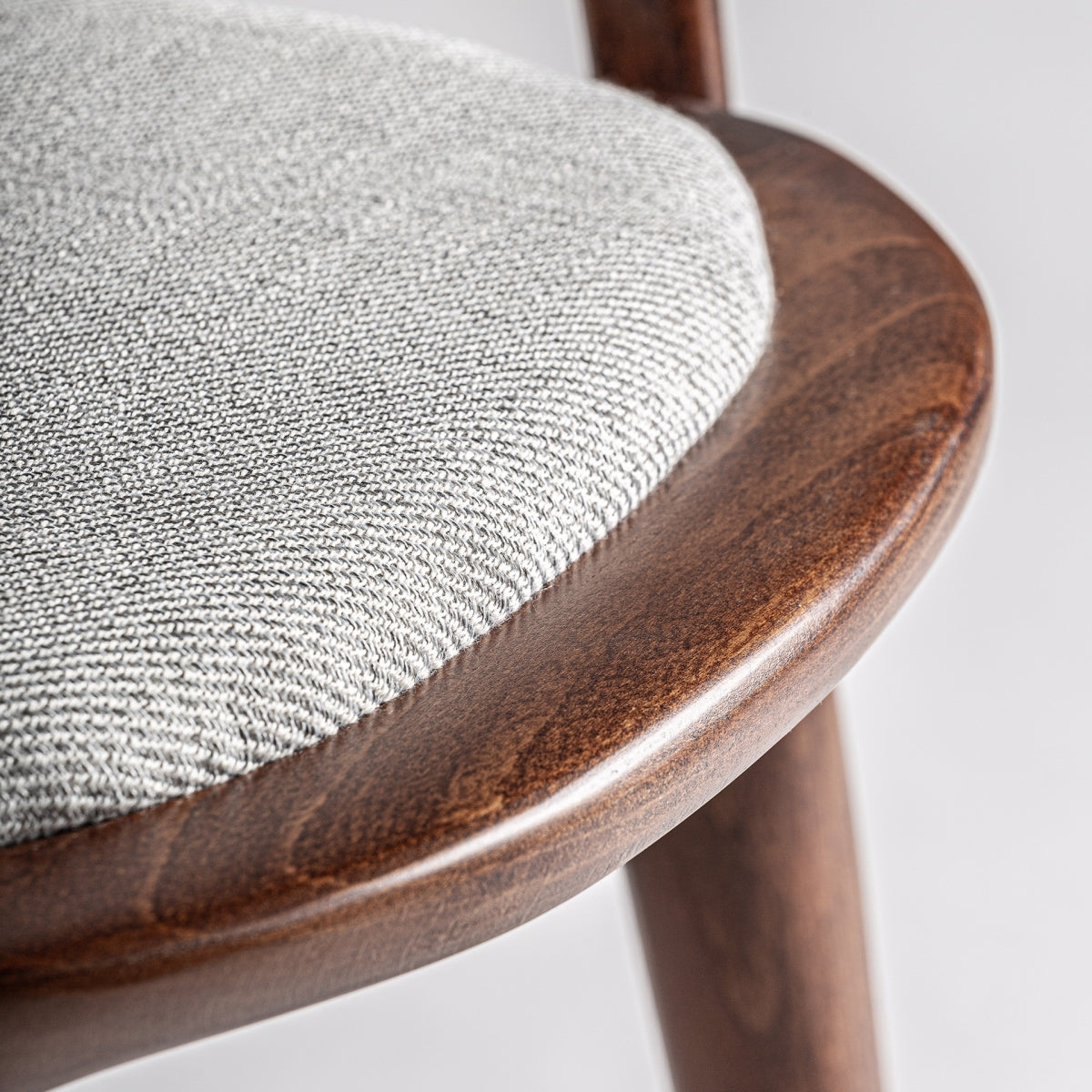 Silla fabricada de madera de haya, marrón, estilo contemporáneo. Cojín asiento de poliéster