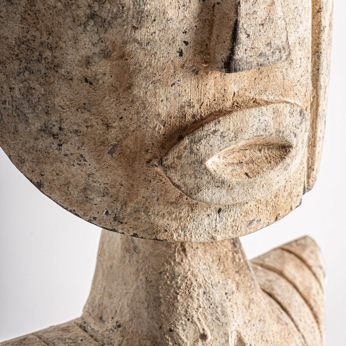 Figura Tribal en madera tallado artesanal