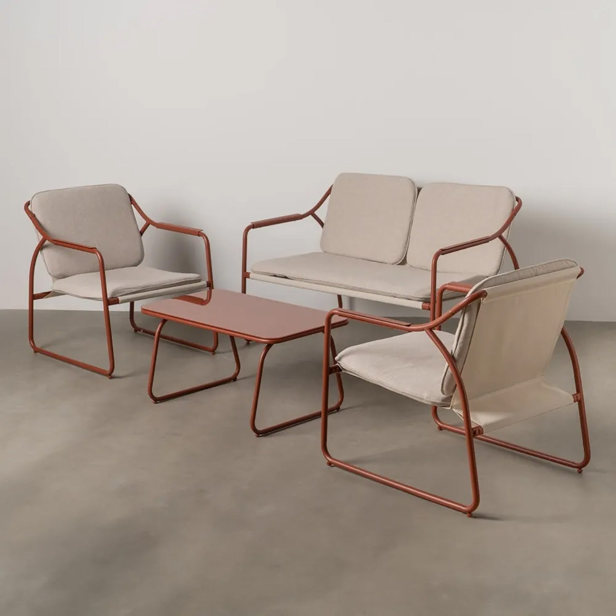Conjunto de exterior, compuesto de un sofá de 2 plazas, dos sillones y una mesa de centro, en color burdeos. Fabricado de acero y algodón.
